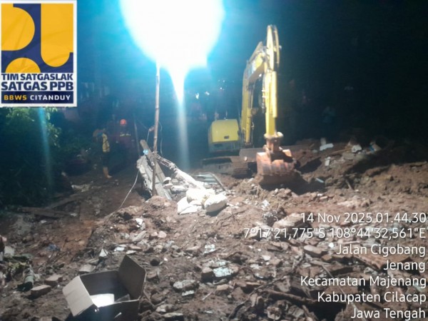 Kementerian PU Gerak Cepat Kerahkan 15 Excavator Bantu Penanganan Bencana Banjir Tanah Longsor di Kabupaten Cilacap