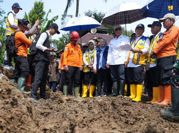 Menteri Dody Tinjau Lokasi Longsor Banjarnegara, Kementerian PU Kerahkan 18 Excavator untuk Penanganan Darurat
