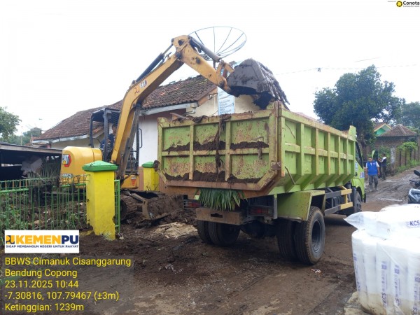 Mobilisasi Alat Berat, Kementerian PU Bantu Pembersihan Pascabencana Banjir Bandang di Cisurupan Garut